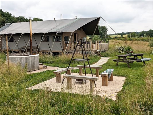 safari tent and hot tub at middle stone farm glamping